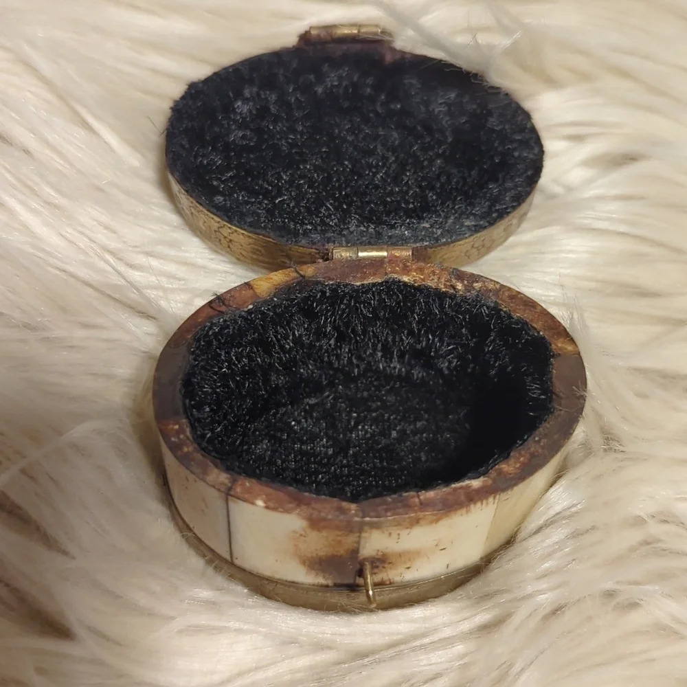 Old vintage camel bone trinket jewelry box with brass inlay - Picture 6 of 6